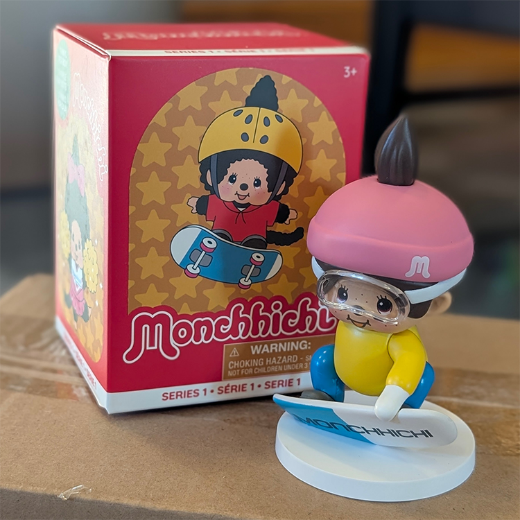 Sekiguchi Monchhichi boy figure snowboarding with pink helmet blue snowboard on white snow-themed base