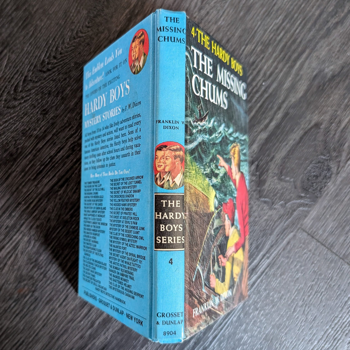 04 The Missing Chums (1962-YN): 🕵🏻Vintage Hardy Boys Book Blue-Back image 1