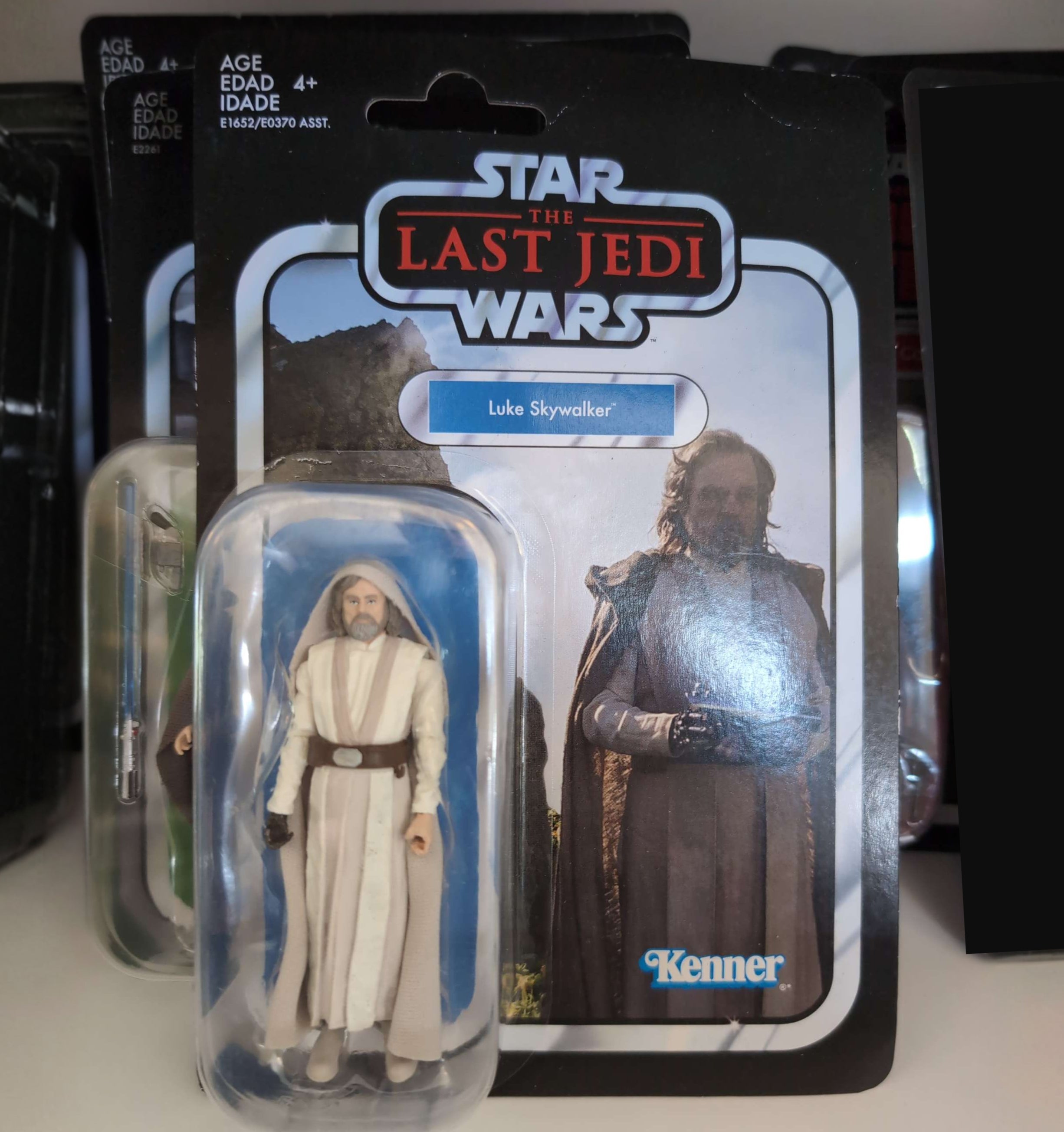 Luke Skywalker Star Wars Vintage Collection action figure Last Jedi with cloak accessory Hasbro