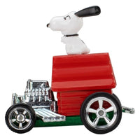 Mattel Peanuts Hot Wheels Snoopy die-cast 1:64 scale model with Snoopy on red doghouse car body