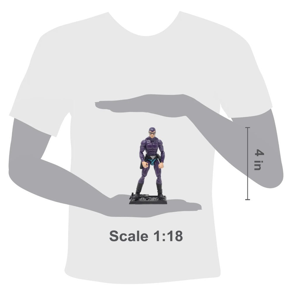 Small figurine held in a hand with a white t-shirt background, showing scale 1:18.