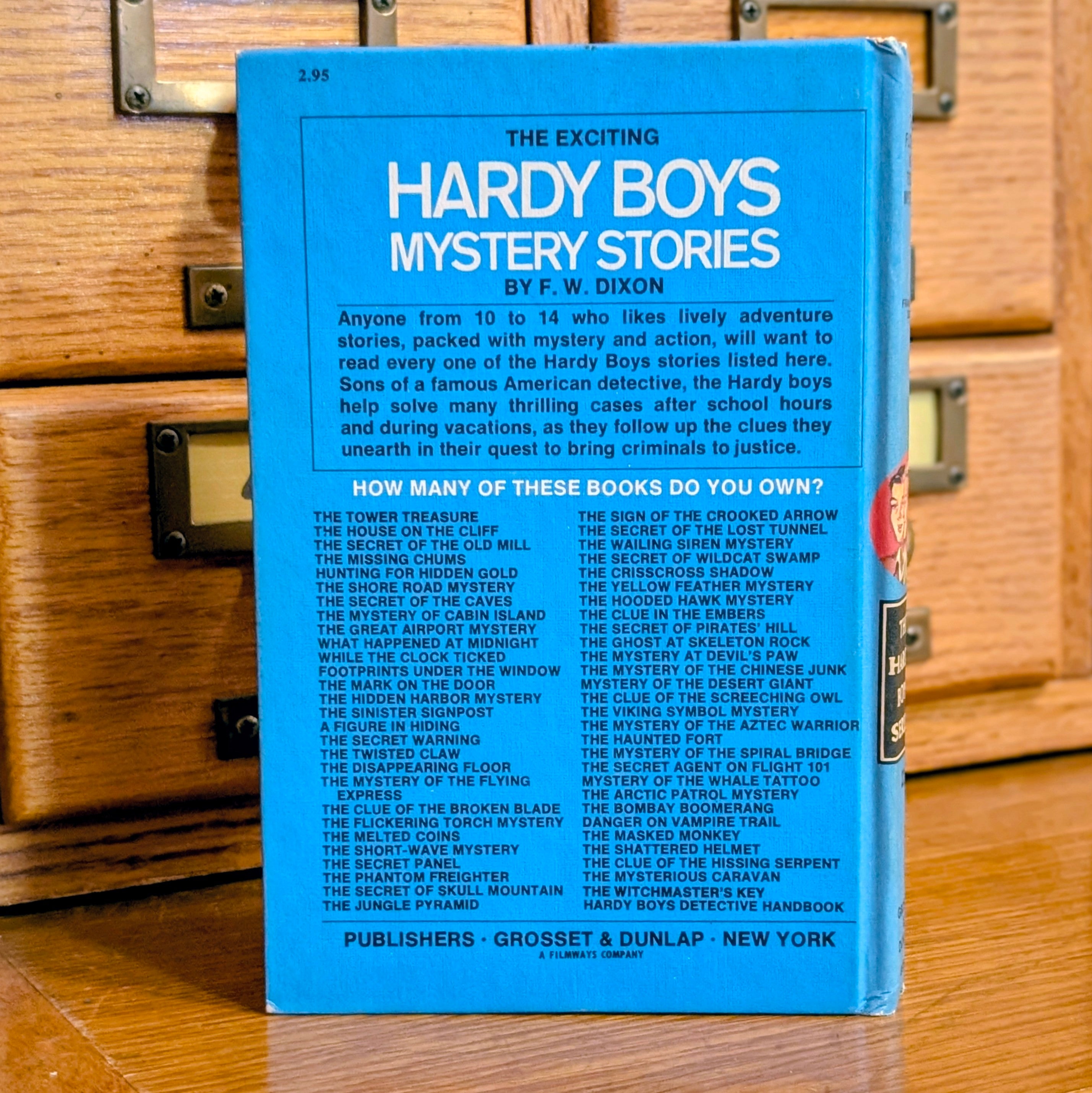 Back cover of the 1971 Hardy Boys book The Flickering Torch Mystery by Grosset & Dunlap Inc.