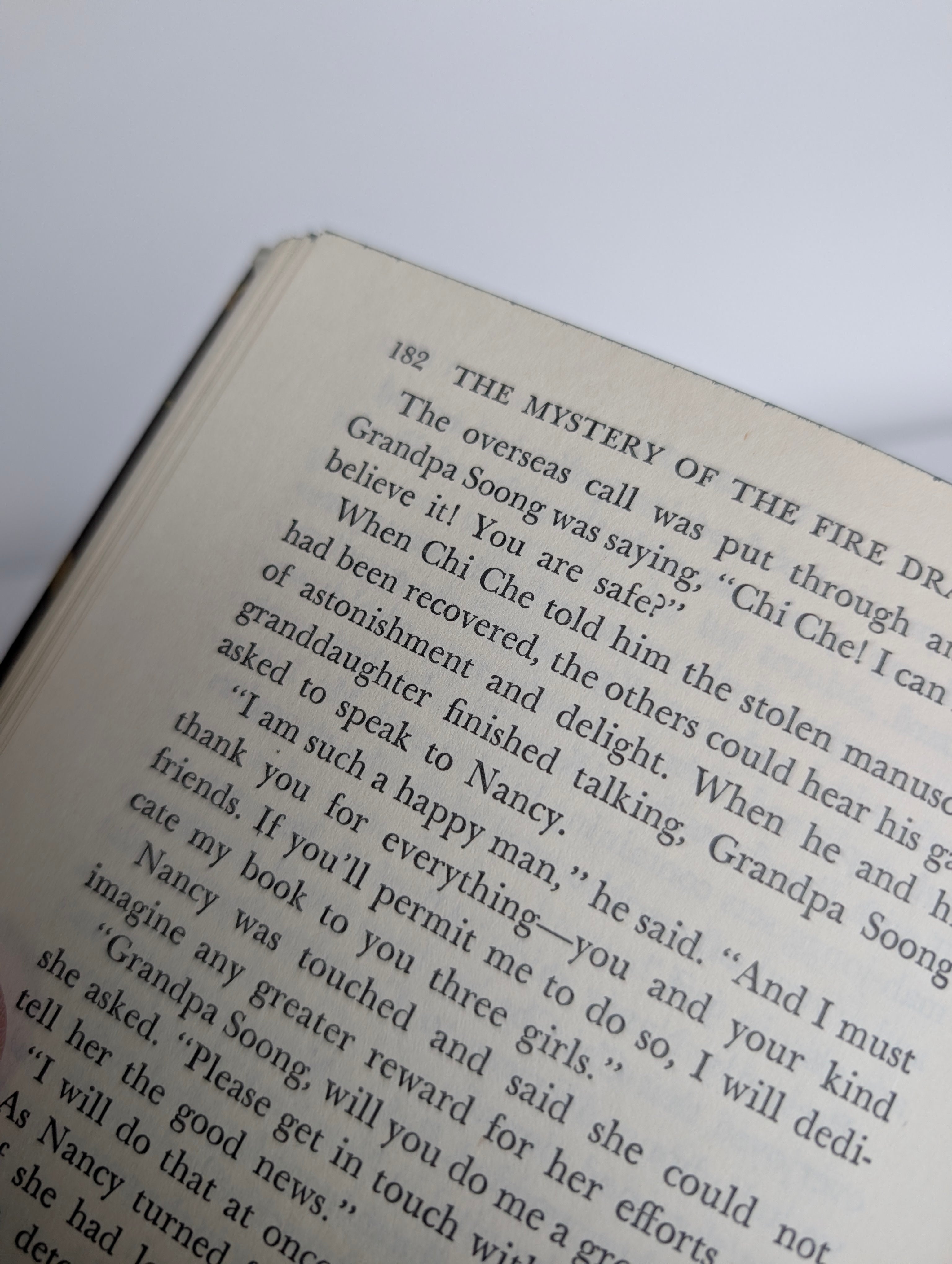 Vintage 1961 Grosset & Dunlap Nancy Drew mystery book The Mystery of the Fire Dragon with white endpages closeup page view