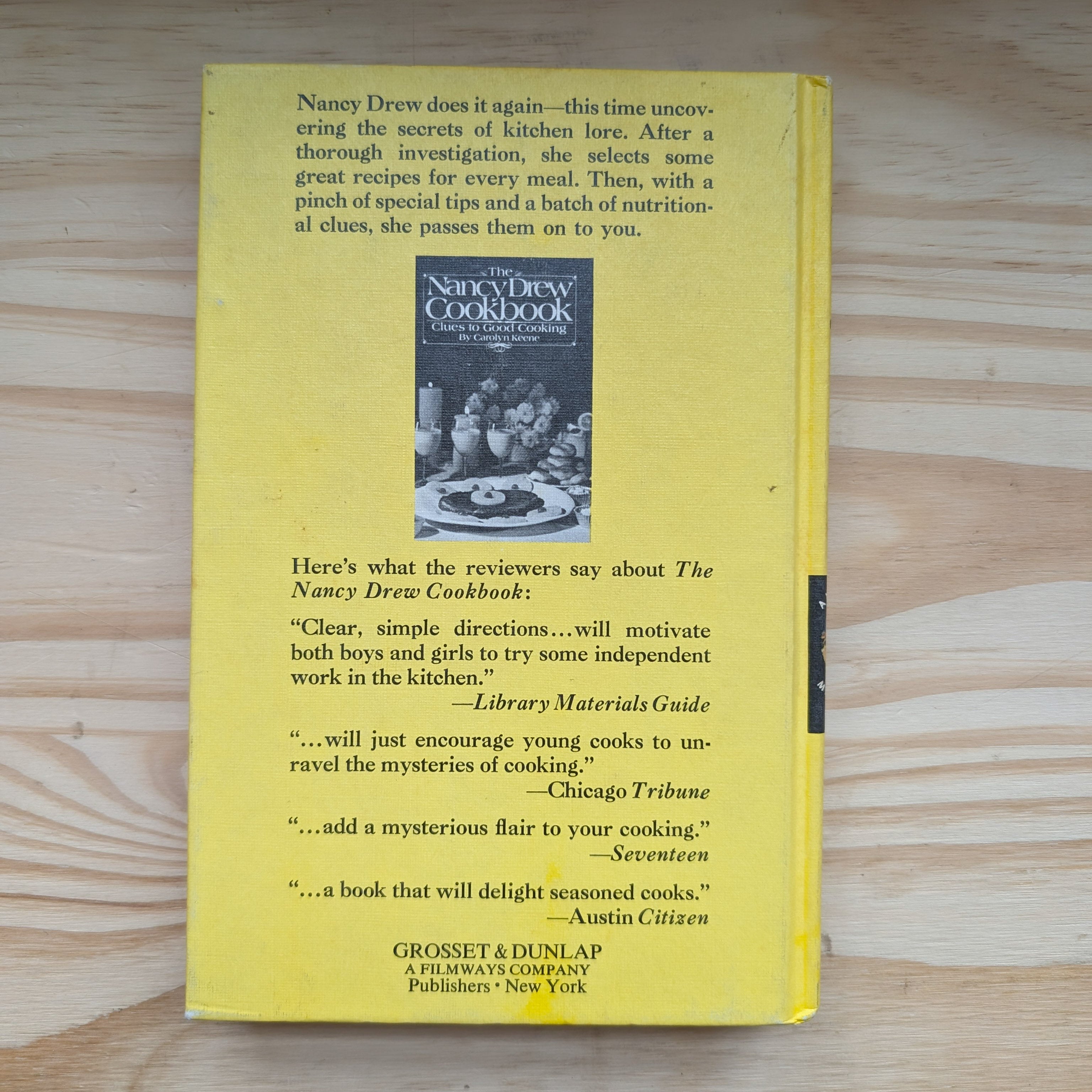 Back cover of 19 The Quest of the Missing Map Nancy Drew Mystery Books 1942/1969 (yn-we) by Grosset & Dunlp, Inc.